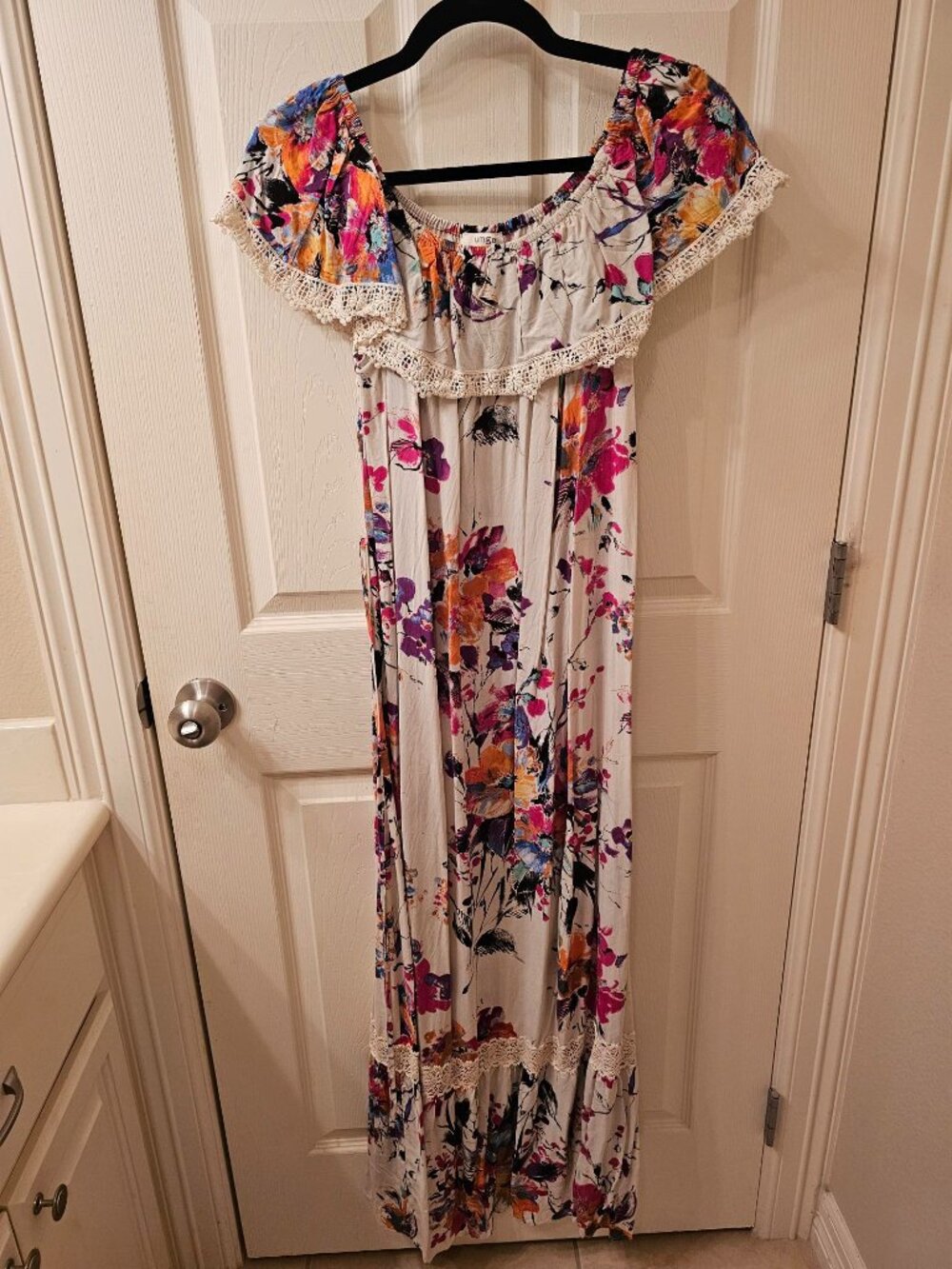 NWOT Umgee Medium Cream Floral Dress w / Tie